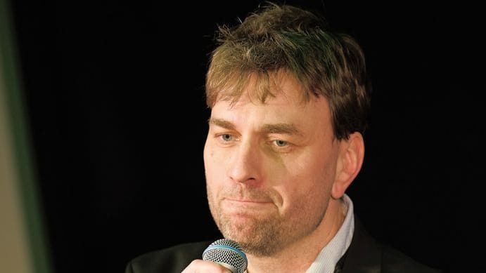 Der Bundestagsabgeordnete Stefan Gelbhaar (Bündnis 90/Die Grünen) reagiert auf seine ausgebliebene Wiederwahl als Direktkandidat für den Wahlkreis Berlin-Pankow zur kommenden Bundestagswahl. Der Bundestagsabgeordnete Stefan Gelbhaar (Bündnis 90/Die Grünen) reagiert auf seine ausgebliebene Wiederwahl als Direktkandidat für den Wahlkreis Berlin-Pankow zur kommenden Bundestagswahl.