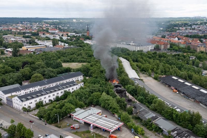 Luftaufnahme: Ein Baracke brennt in der Nähe eine Tankstelle im Stadtteil Leipziger Vorstadt.