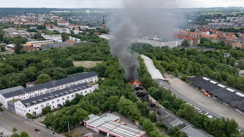 Luftaufnahme: Ein Baracke brennt in der Nähe eine Tankstelle im Stadtteil Leipziger Vorstadt.