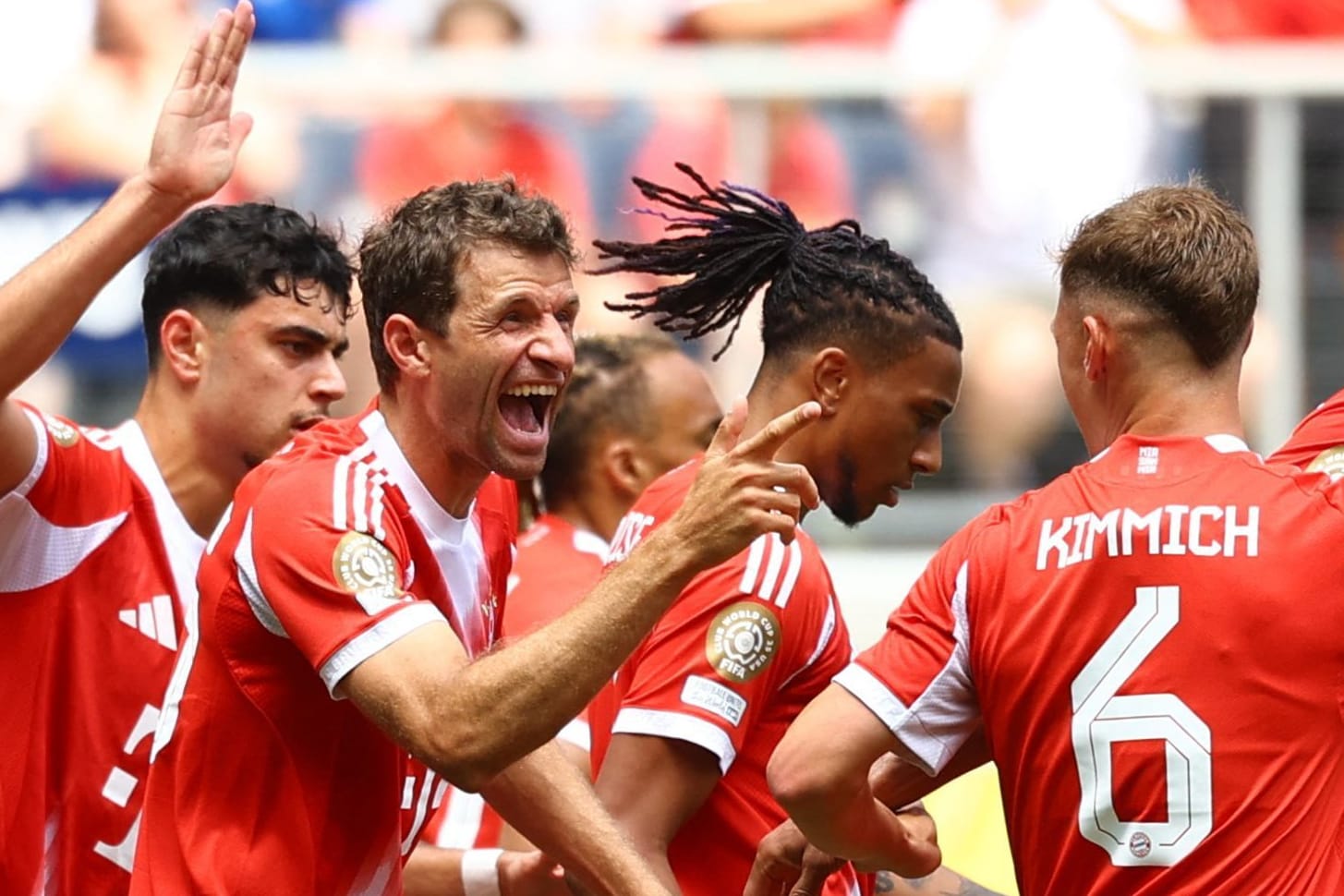 Bestens gelaunt: Thomas Müller (M.) und die Bayern-Stars im Spiel gegen Auckland.