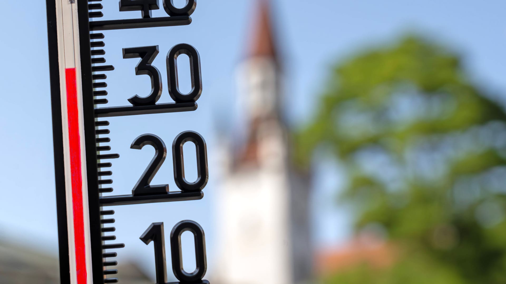 Ein Thermometer wird am Viktualienmarkt in die Luft gehalten (Archivbild): Am Mittwoch werden in München erneut über 30 Grad erreicht.