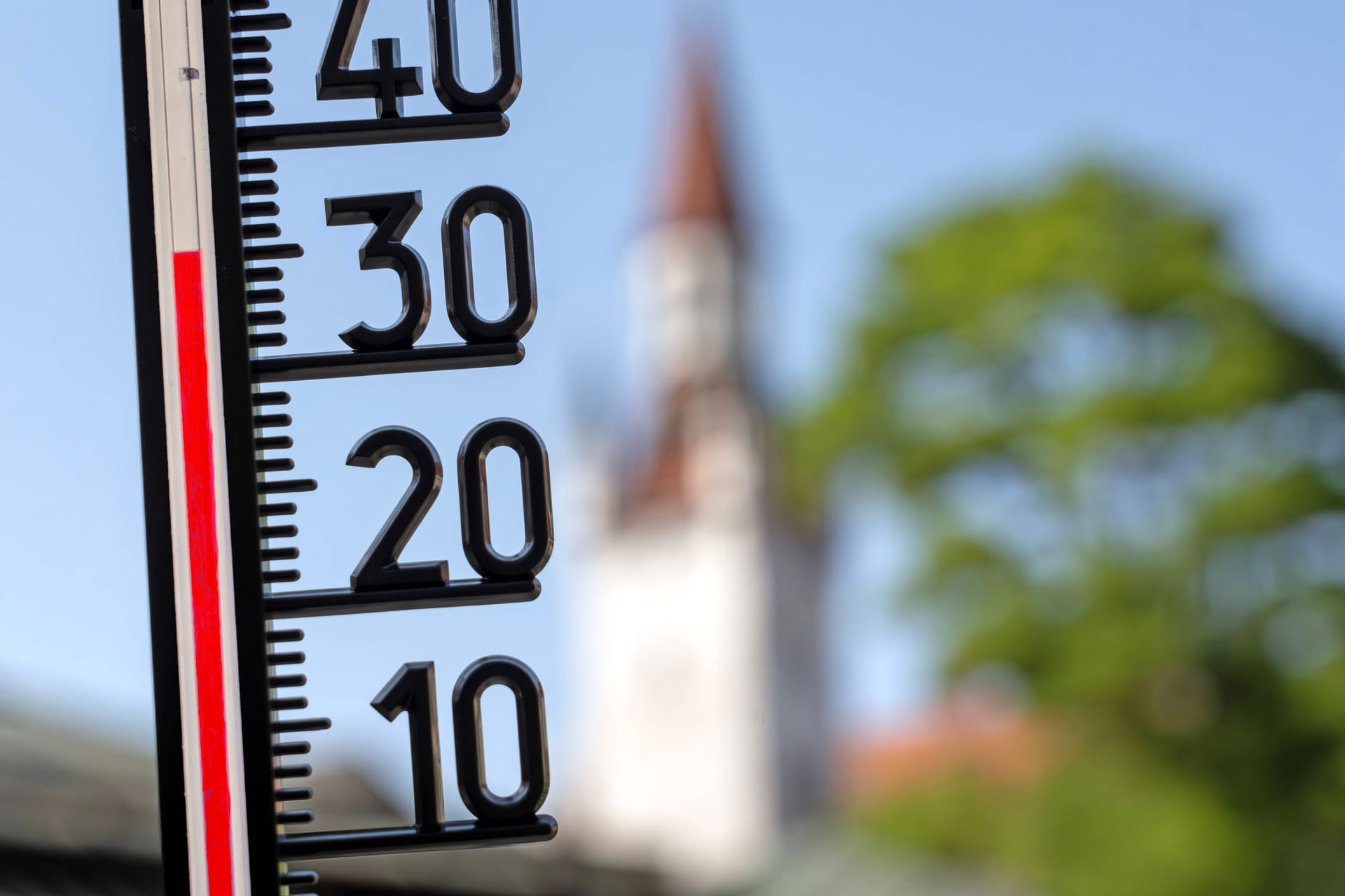 Ein Thermometer wird am Viktualienmarkt in die Luft gehalten (Archivbild): Am Mittwoch werden in München erneut über 30 Grad erreicht. Ein Thermometer wird am Viktualienmarkt in die Luft gehalten (Archivbild): Am Mittwoch werden in München erneut über 30 Grad erreicht.