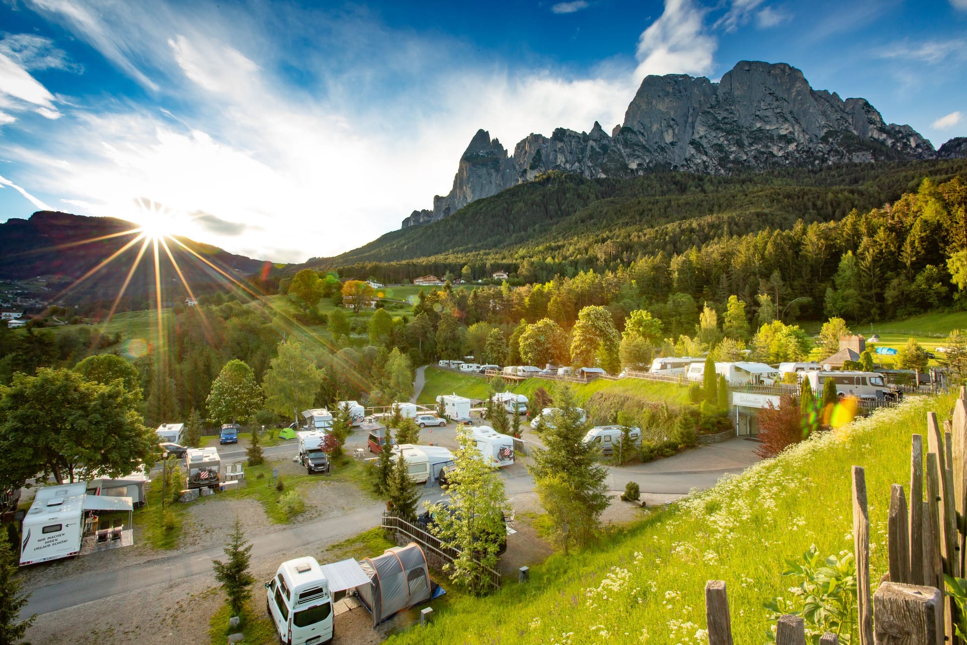 Sonnenaufgang über dem Campingplatz Seiser Alm in Südtirol: Hier wacht man gerne morgens auf.