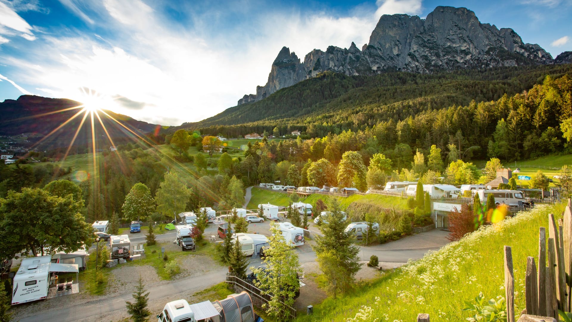 Sonnenaufgang über dem Campingplatz Seiser Alm in Südtirol: Hier wacht man gerne morgens auf.