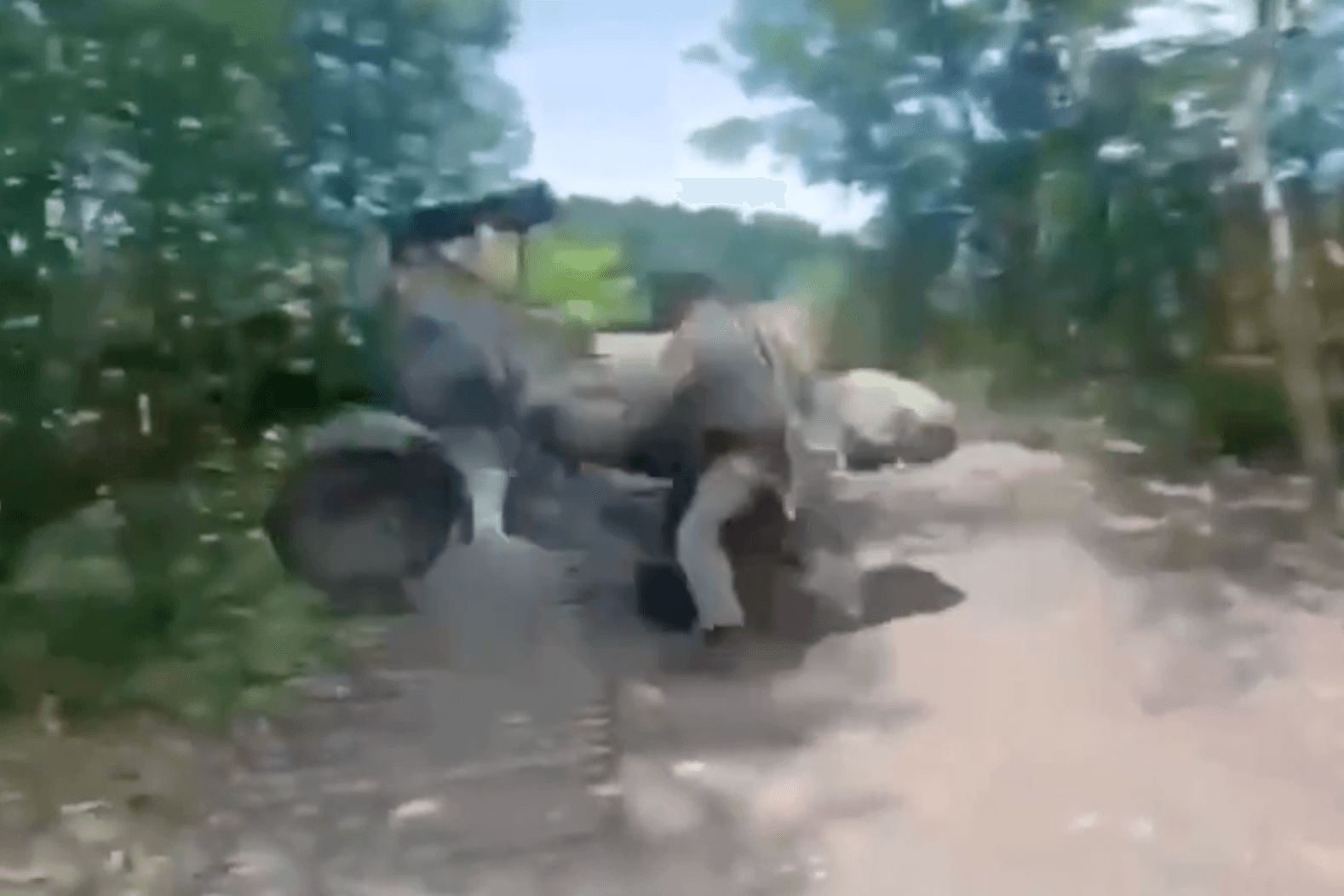 Ein russischer Soldat scheitert beim Versuch, Motorrad zu fahren.