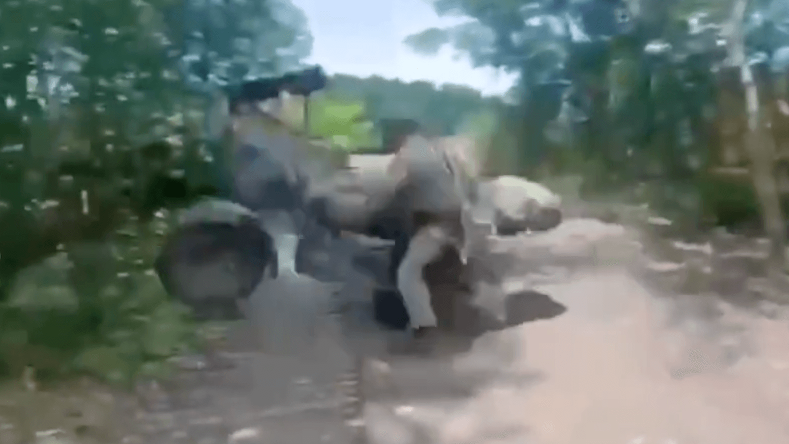 Ein russischer Soldat scheitert beim Versuch, Motorrad zu fahren.