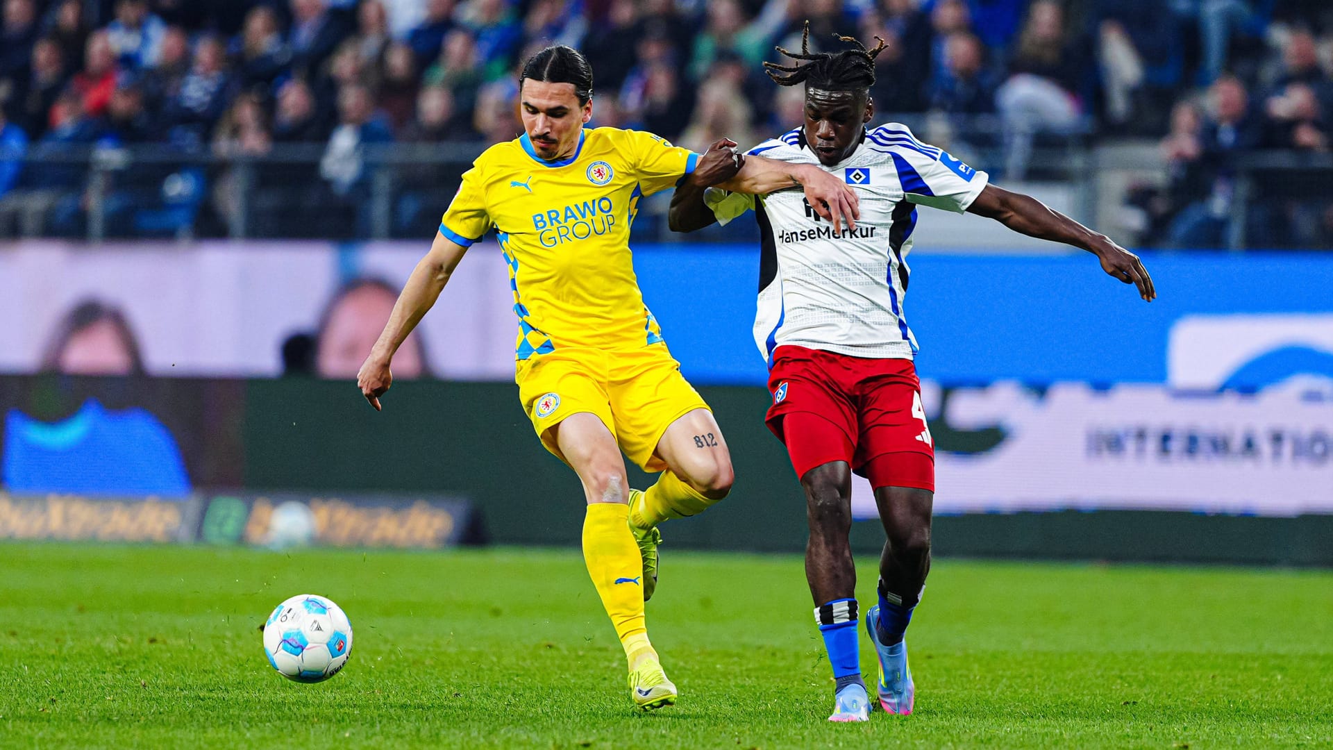 Braunschweigs Rayan Philippe (l.) im Duell mit Fabio Baldé (Archivbild): Der HSV soll nach einem Medienbericht an einem Transfer des Stürmers interessiert sein.