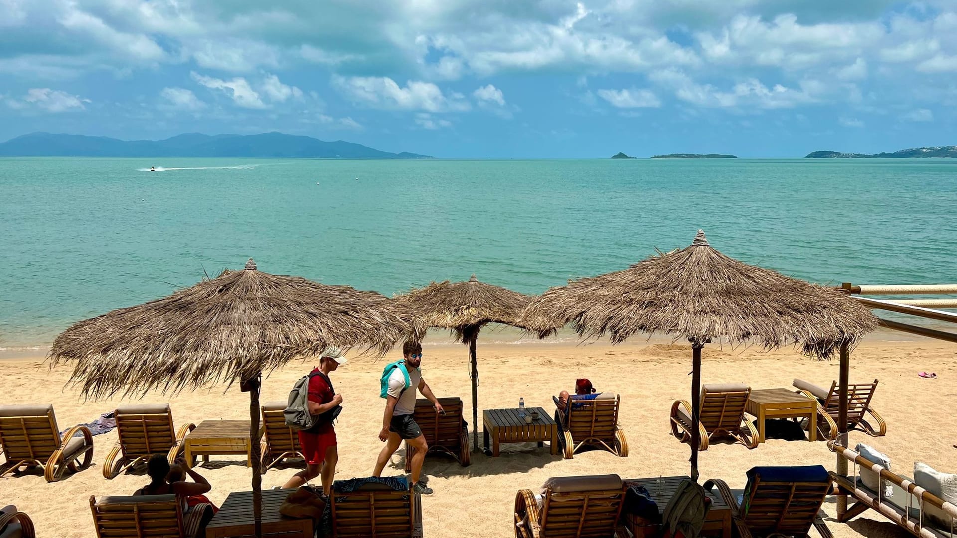 Urlauber liegen am Strand in Bophut auf Koh Samui Urlauber liegen am Strand in Bophut auf Koh Samui