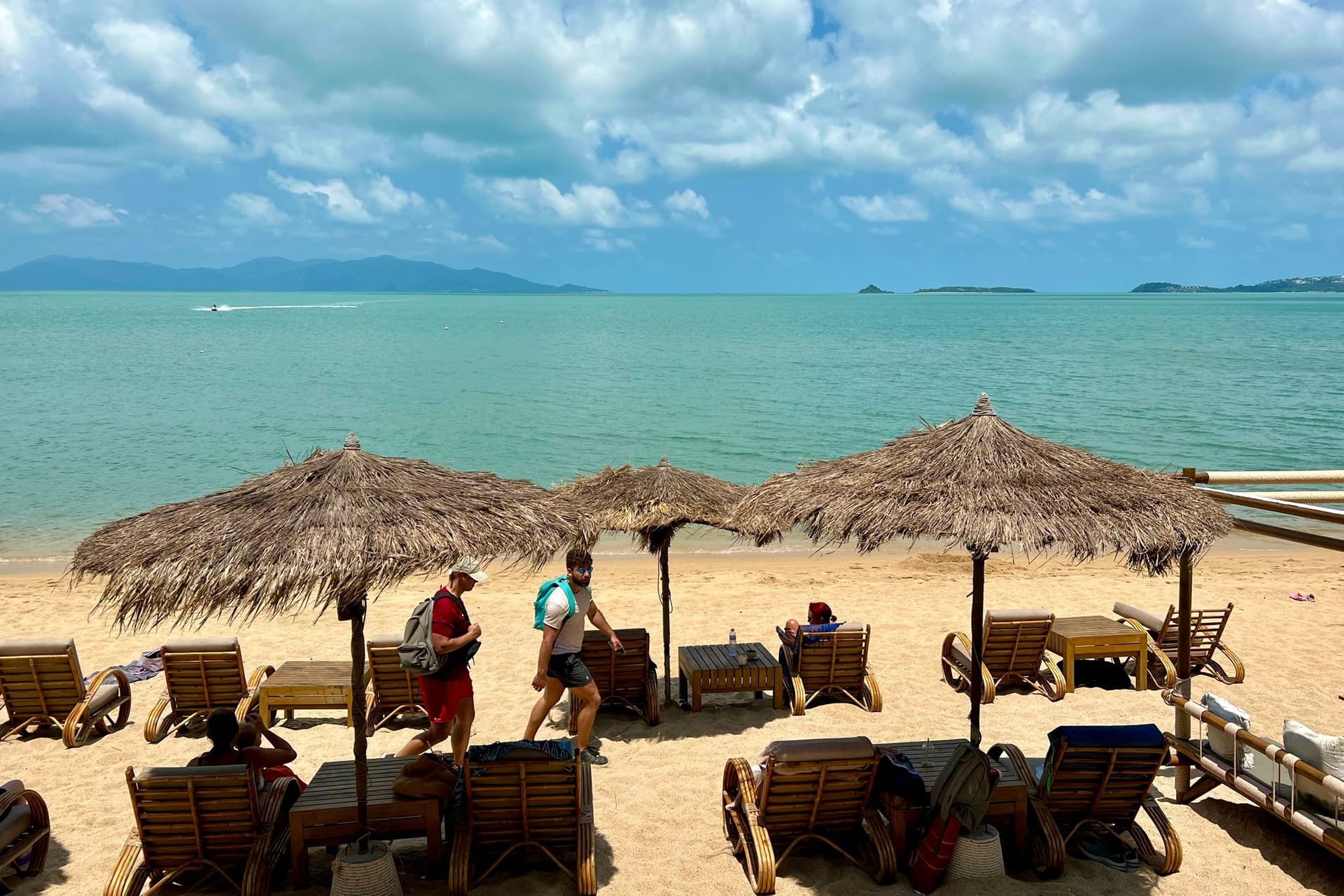 Urlauber liegen am Strand in Bophut auf Koh Samui