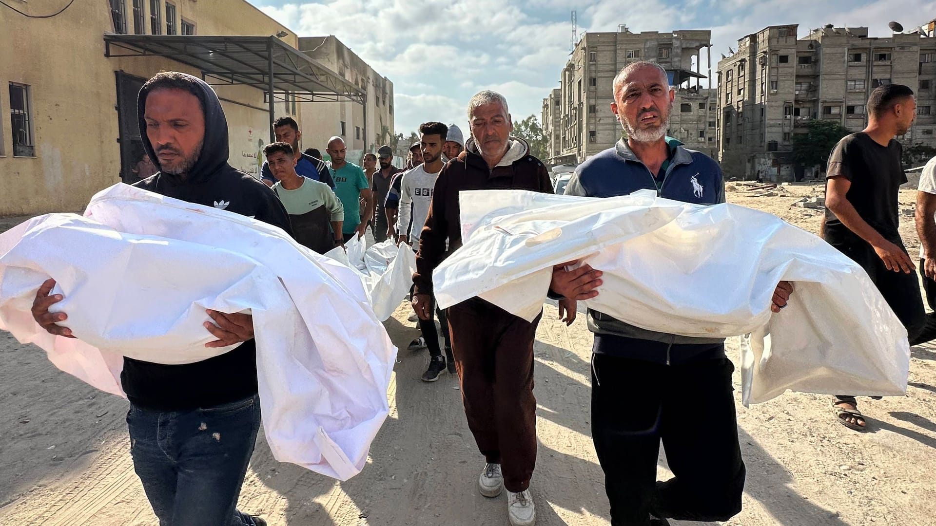 Palästinenser tragen ihre von der israelischen Armee getöteten Angehörigen durch die Straßen Gazas.