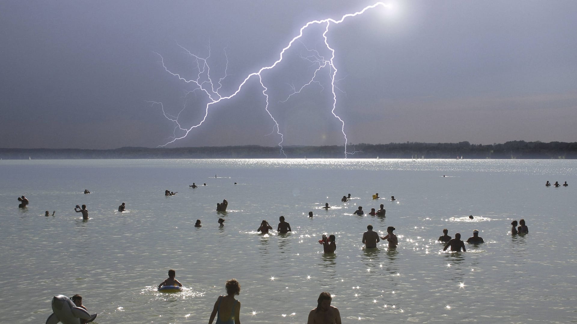 Bei Gewittern sollten Badegäste das Wasser umgehend verlassen.
