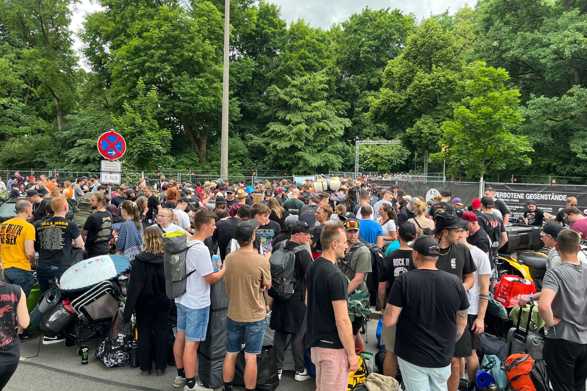 Der Eingang zu dem Campingplatz in der Nähe der Meistersingerhalle: Andernorts bilden sich ähnlich lange Schlangen.