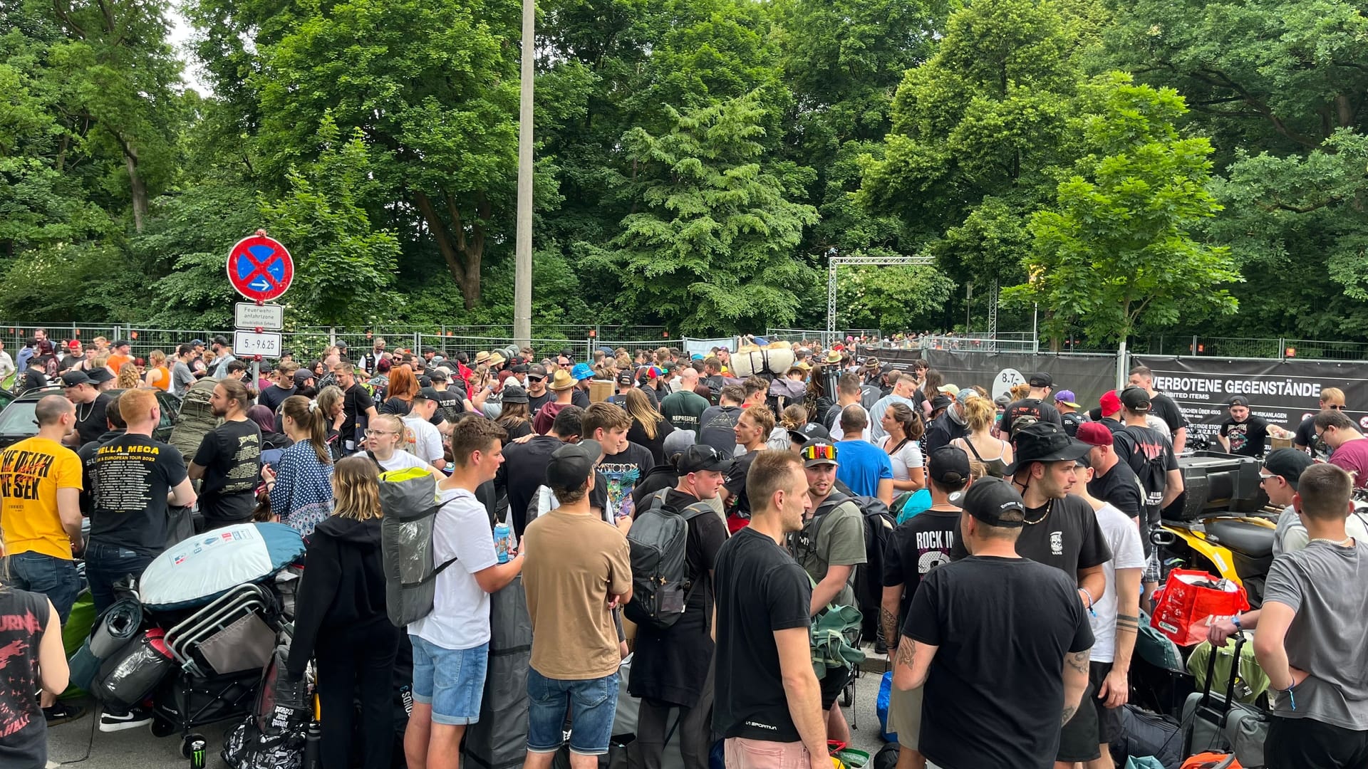 Der Eingang zu dem Campingplatz in der Nähe der Meistersingerhalle: Andernorts bilden sich ähnlich lange Schlangen.