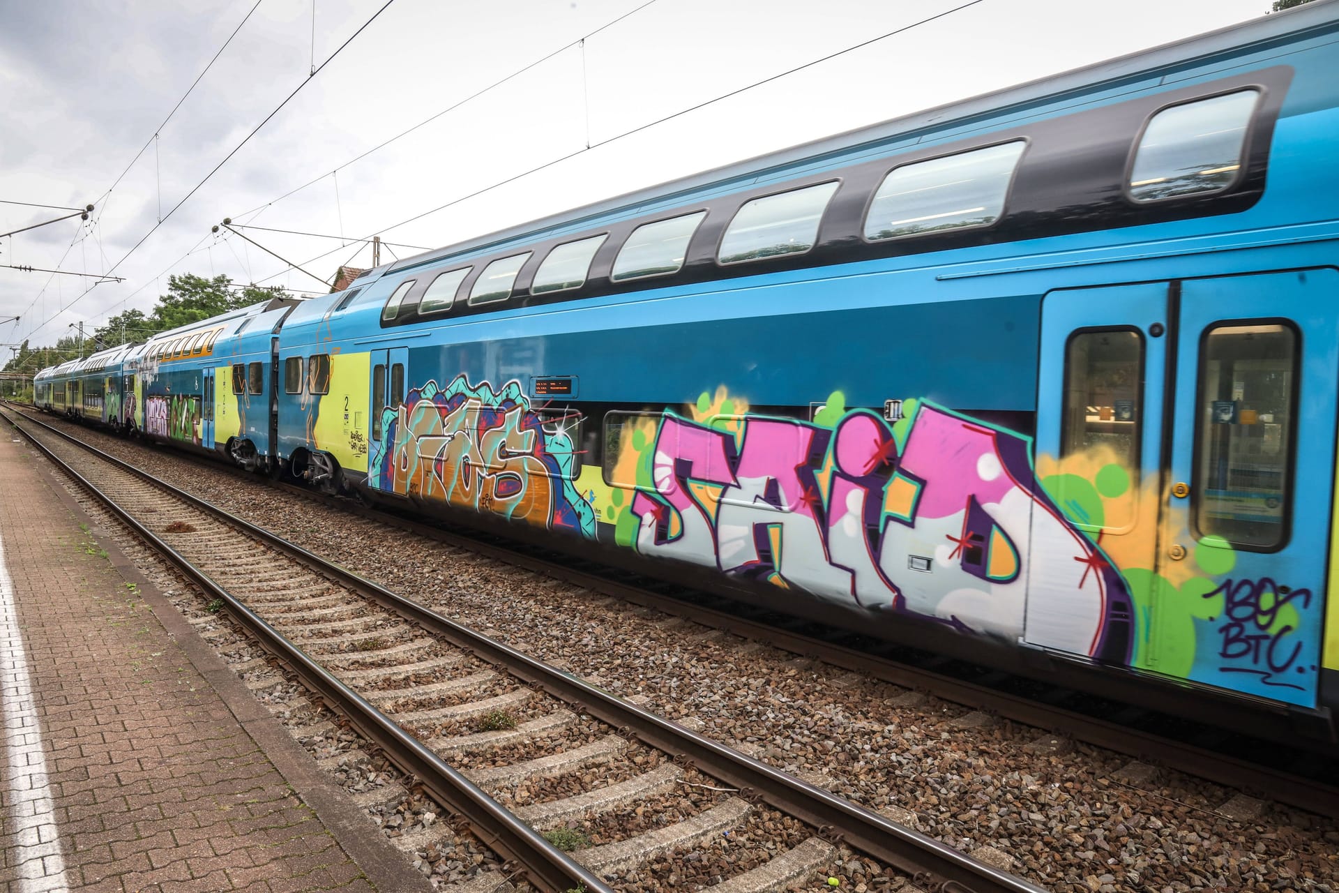 Graffiti an einem Zug (Symbolfoto): Der Täter konnte vom Bahnhof in Buchholz flüchten.