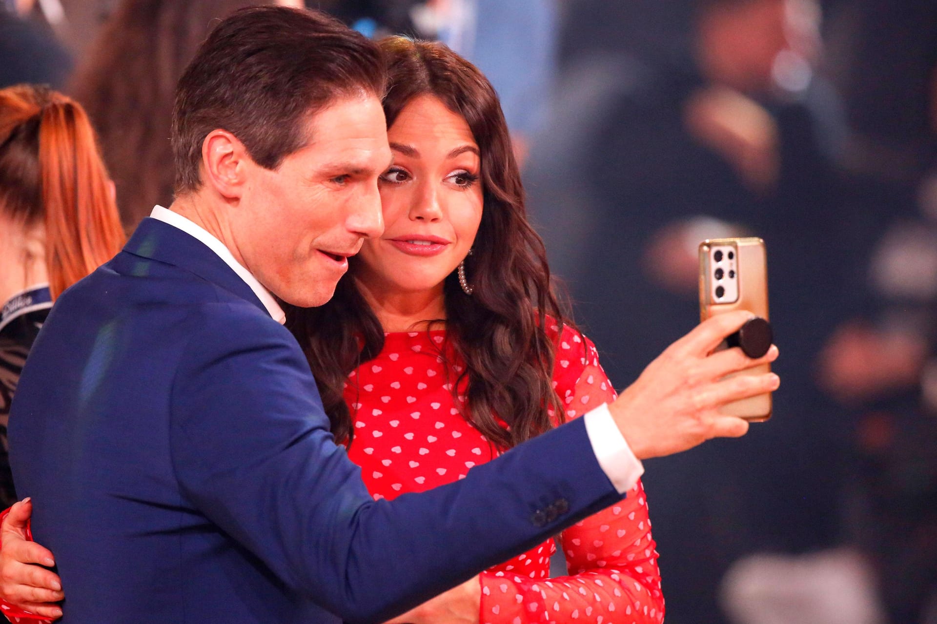Christian Polanc und Christina Hänni: Die "Lets Dance"-Stars posieren hier gemeinsam für ein Selfie im Februar 2024.