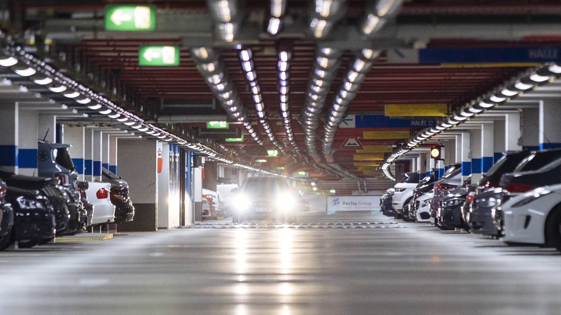 Parkhaus im Rheinauhafen (Symbolfoto): Den Wagen abstellen könnte bald teurer werden.