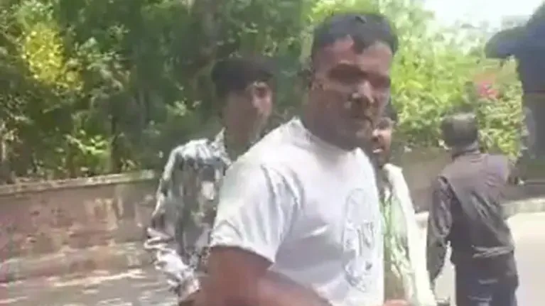 Blut im Gesicht: Dieses Bild zeigt Vishwash Kumar Ramesh. Er stieg fast unverletzt aus dem Wrack.