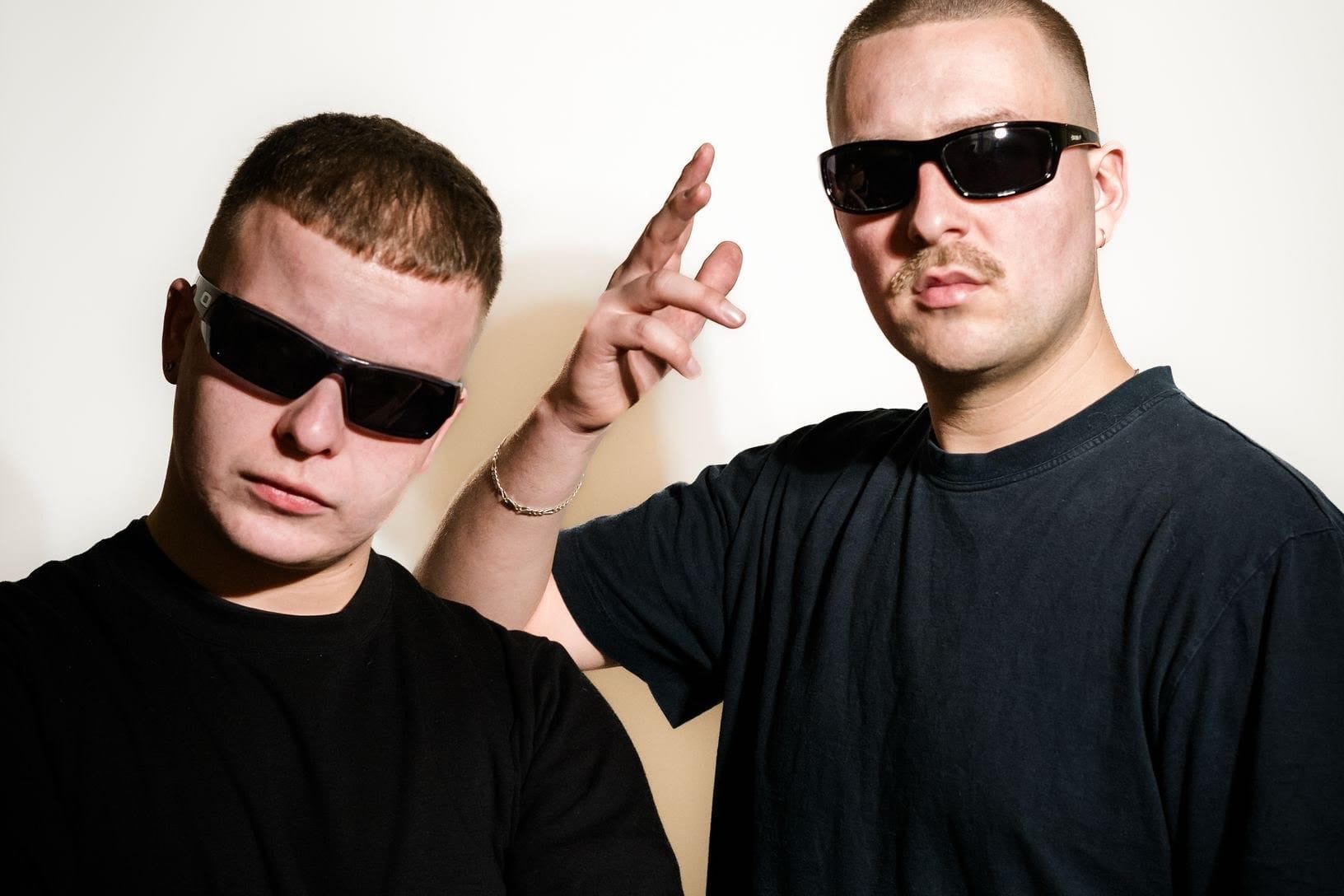 Radrik Gee (l.) und Jonko2x: Die beiden zelebrieren in ihrer Musik das Leben an der Grenze.