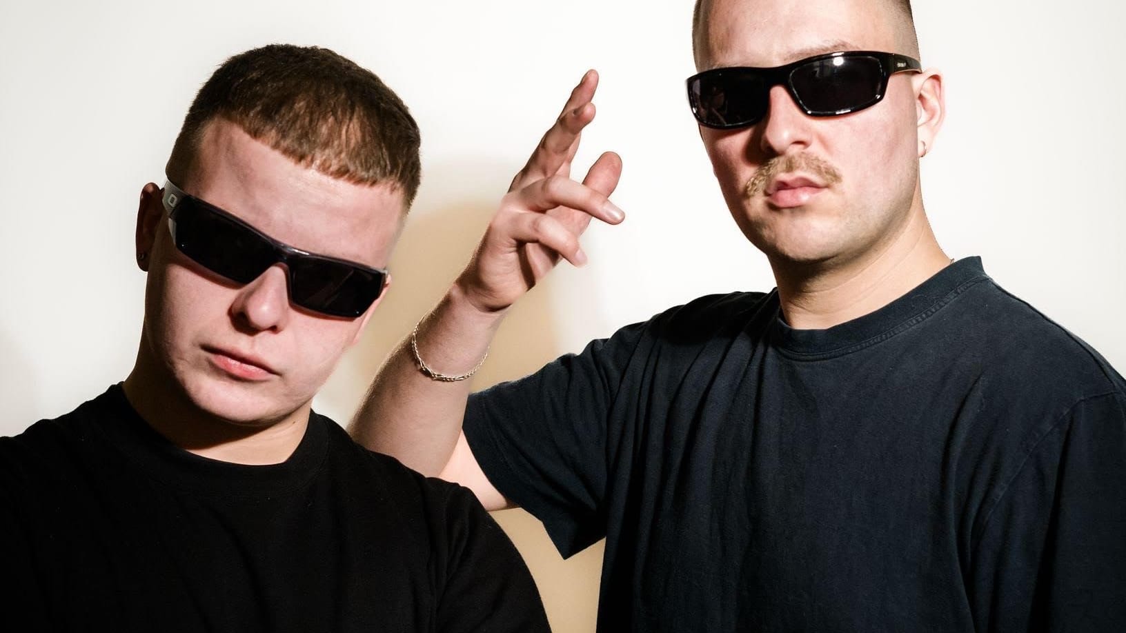 Radrik Gee (l.) und Jonko2x: Die beiden zelebrieren in ihrer Musik das Leben an der Grenze. Radrik Gee (l.) und Jonko2x: Die beiden zelebrieren in ihrer Musik das Leben an der Grenze.