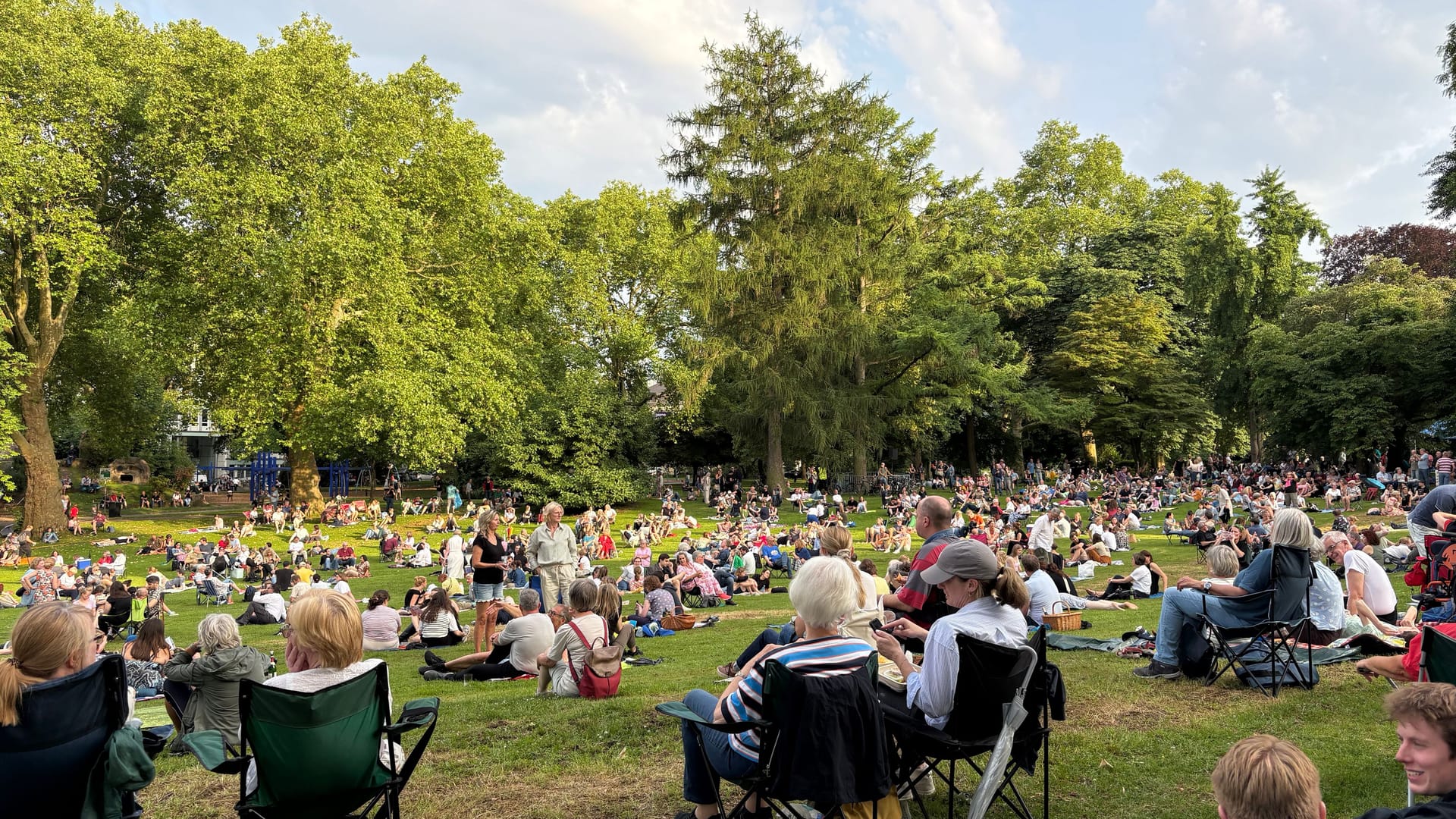 Zuhörer im Stadtpark.