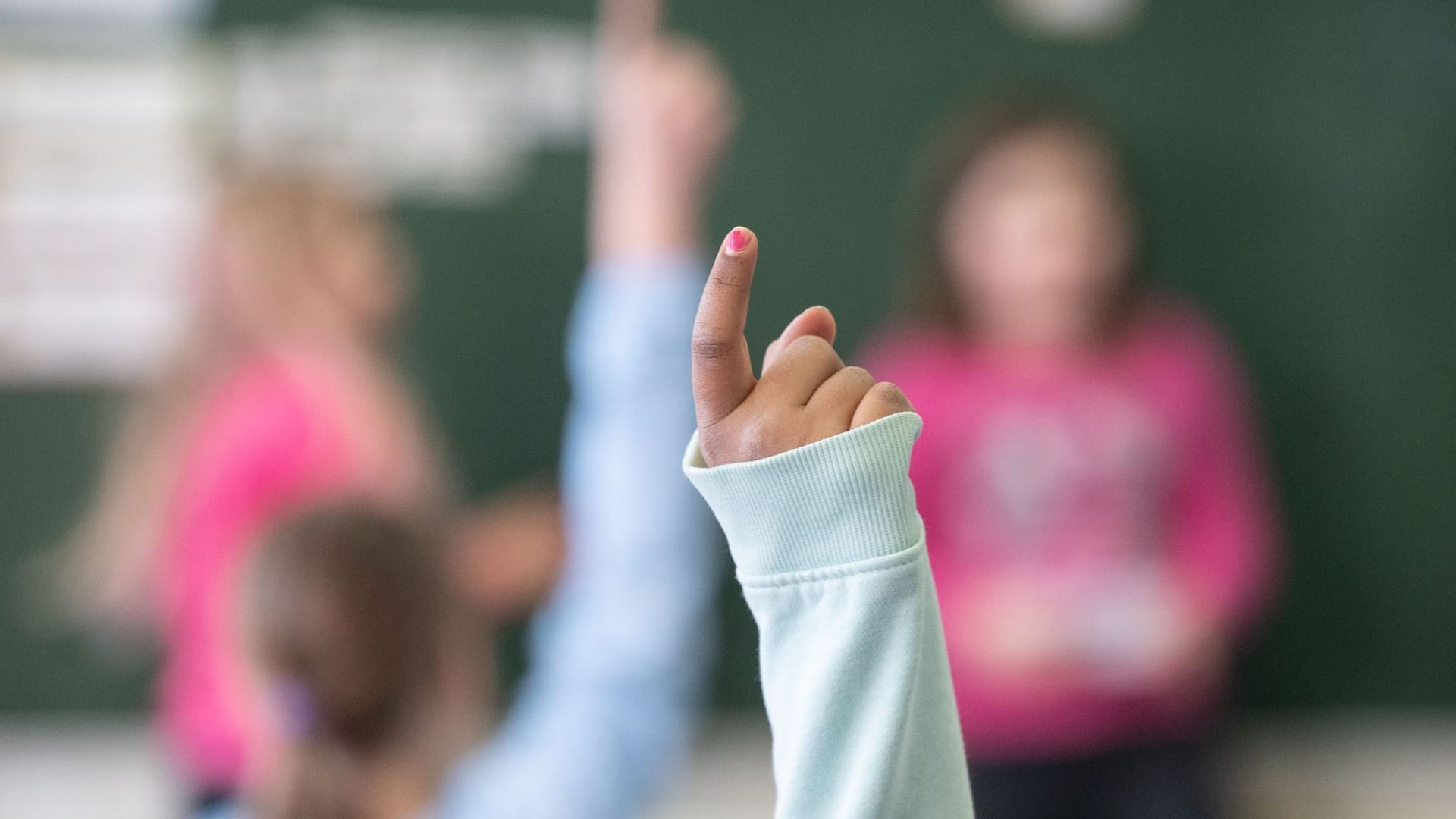 Ein Kind meldet sich in der Schule