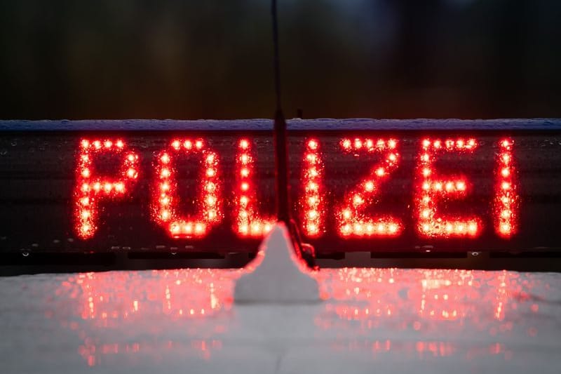 Der Schriftzug „Polizei“, aufgenommen während einer Verkehrskontrolle an der Berliner Straße. (zu dpa: «Unbekannter verletzt 19-Jährige lebensgefährlich»)