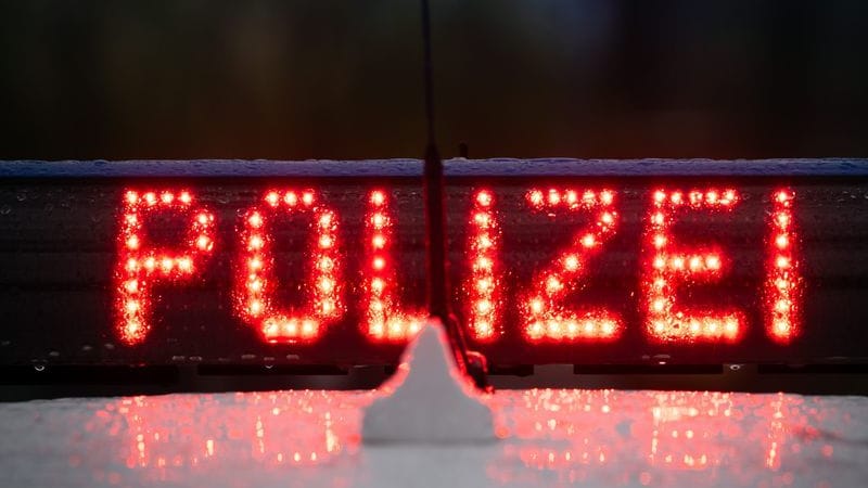 Der Schriftzug „Polizei“, aufgenommen während einer Verkehrskontrolle an der Berliner Straße. (zu dpa: «Unbekannter verletzt 19-Jährige lebensgefährlich»)