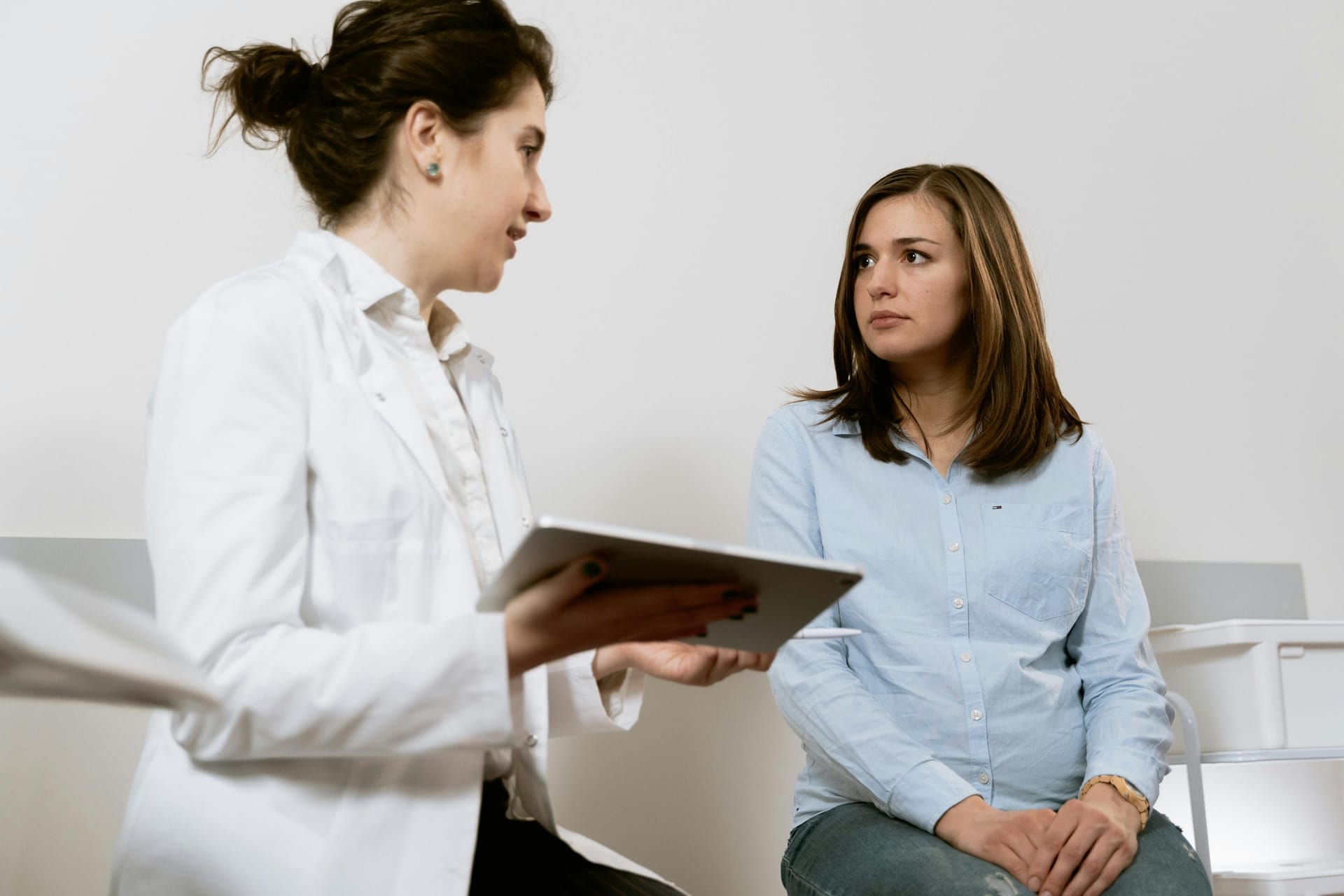 Eine Ärztin hält Pillen in der Hand (Symbolbild): 46 Ärzte sollen sich bestechen lassen und Patienten hochpreisige Krebsmedikamente verordnet haben.