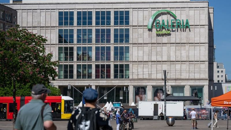 Die Außenansicht der Galeria Kaufhof Filiale am Alexanderplatz.