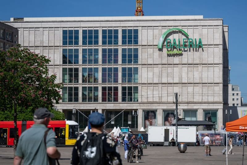 Die Außenansicht der Galeria Kaufhof Filiale am Alexanderplatz. Die Außenansicht der Galeria Kaufhof Filiale am Alexanderplatz.