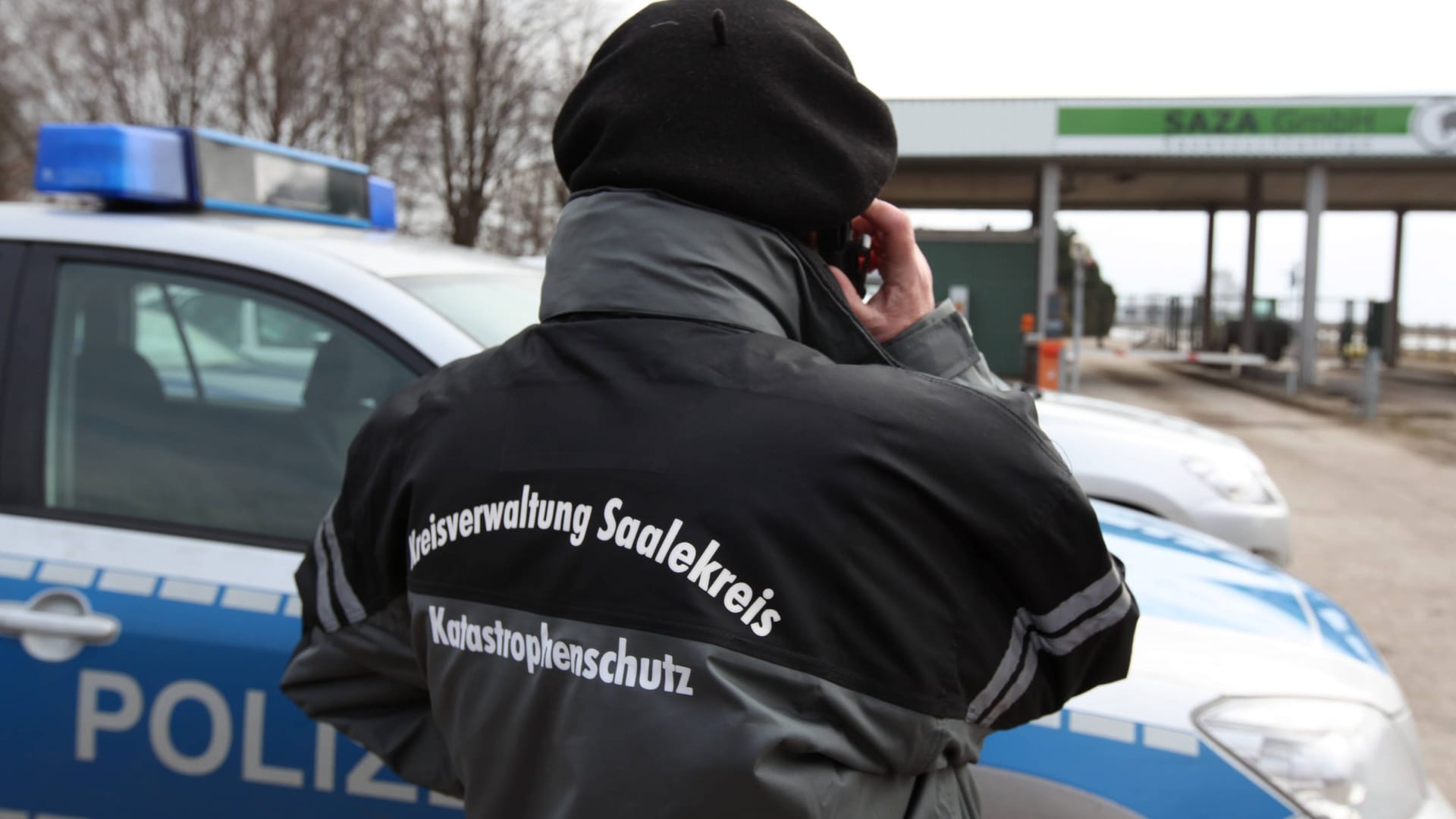 Beamte im Einsatz (Symbolbild): Im Saalekreis wurde offenbar eine Großkatze gesichtet.