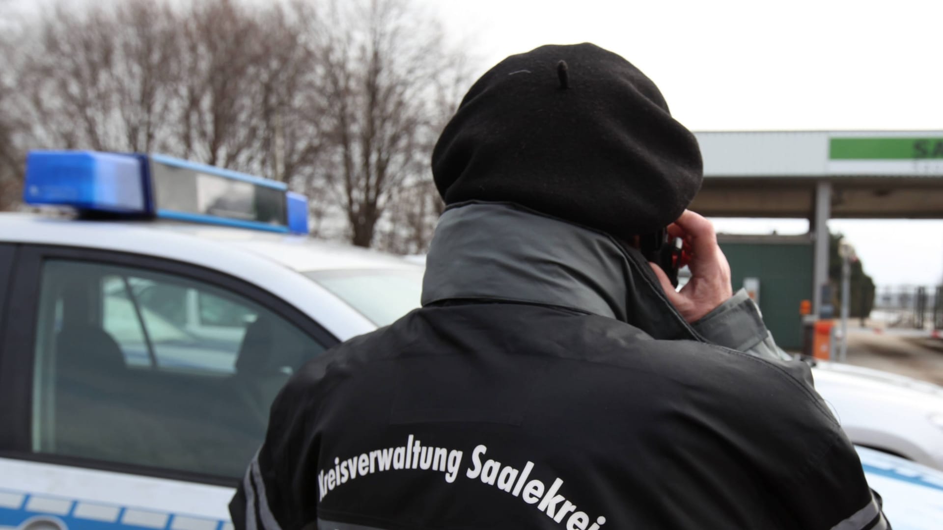 Beamte im Einsatz (Symbolbild): Im Saalekreis wurde offenbar eine Großkatze gesichtet.