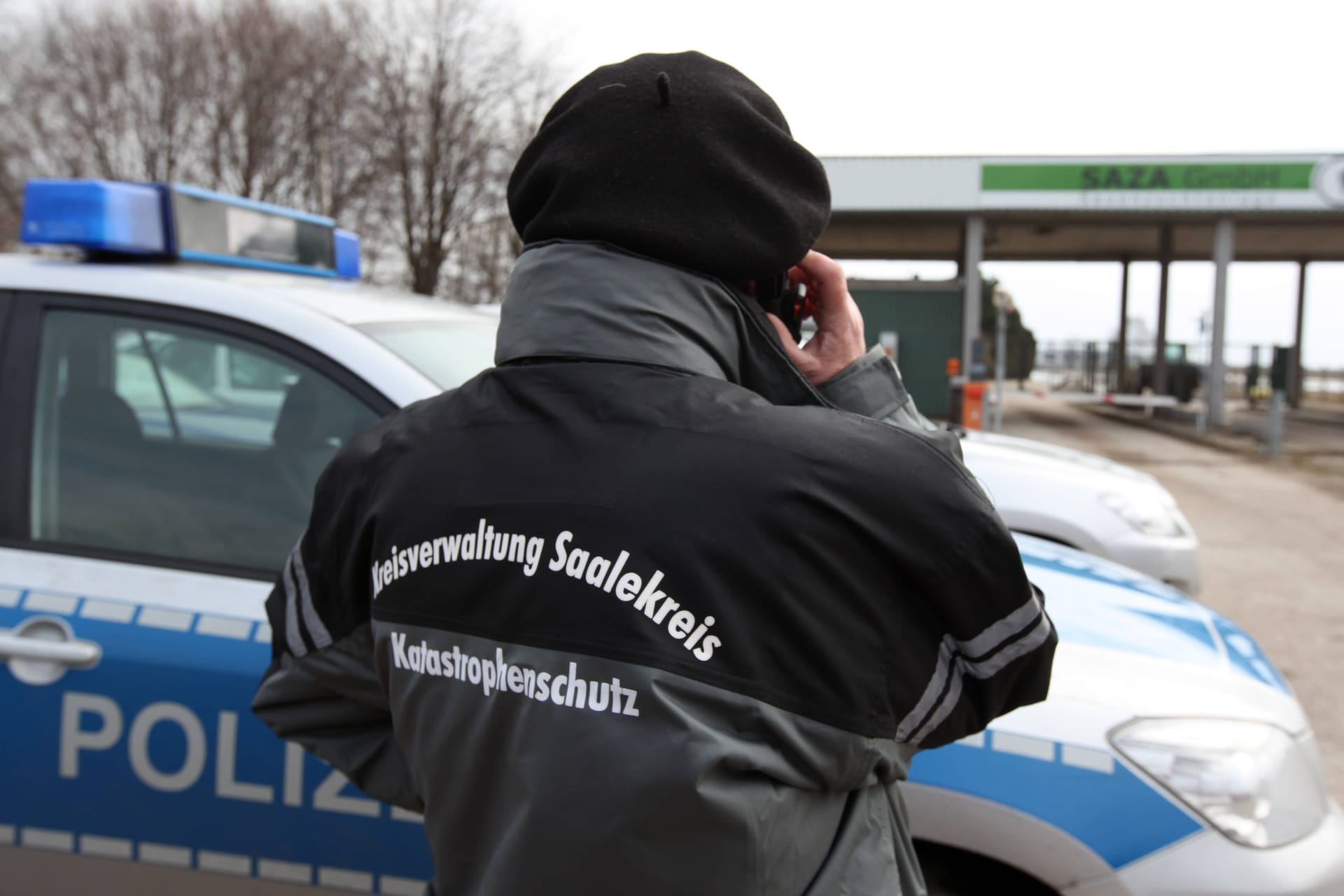 Beamte im Einsatz (Symbolbild): Im Saalekreis wurde offenbar eine Großkatze gesichtet.