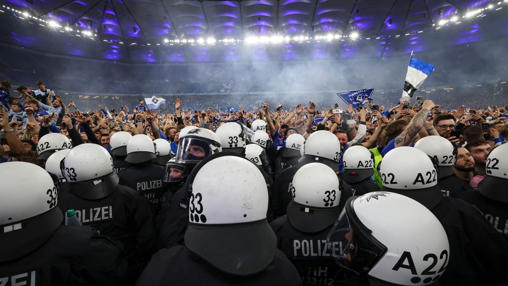 Polizei und Fans Polizei und Fans