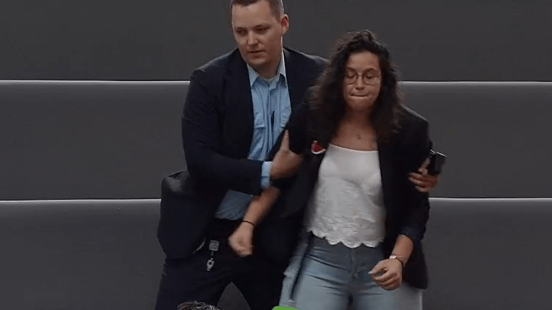Eine pro-palästinensische Demonstrantin wird aus dem Bundestag geworfen: Die Frau störte die Regierungsbefragung von Außenminister Johann Wadephul.