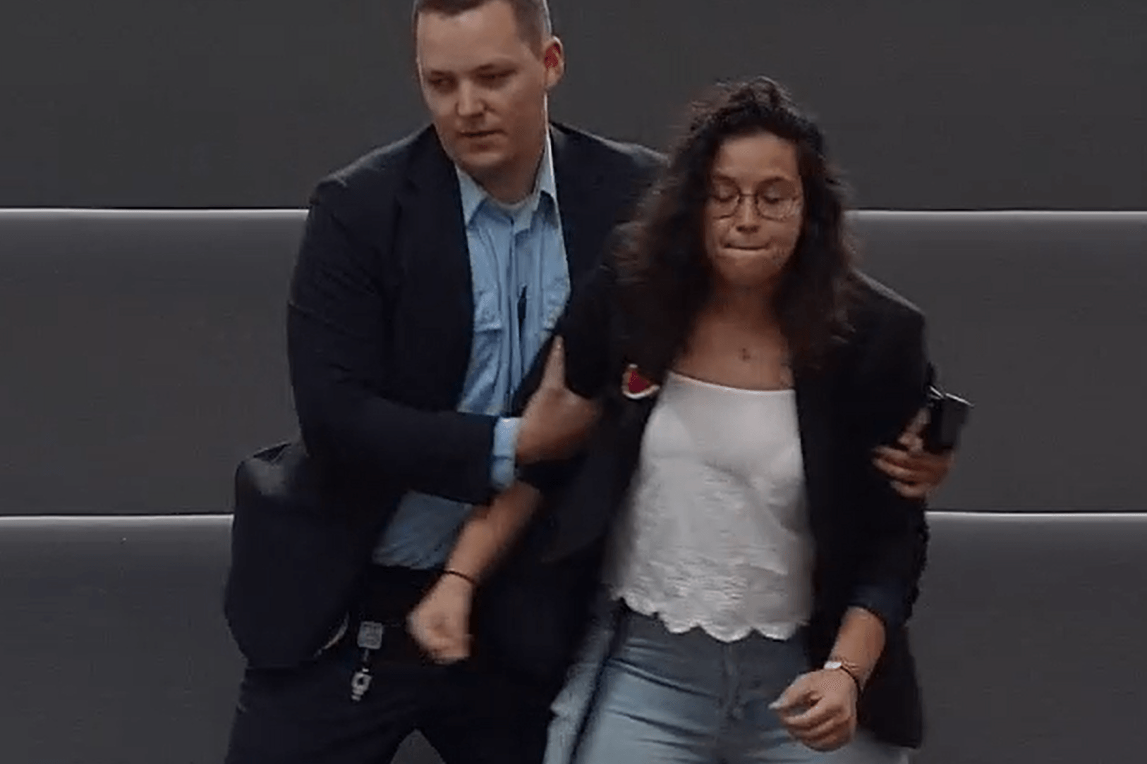 Eine pro-palästinensische Demonstrantin wird aus dem Bundestag geworfen: Die Frau störte die Regierungsbefragung von Außenminister Johann Wadephul.
