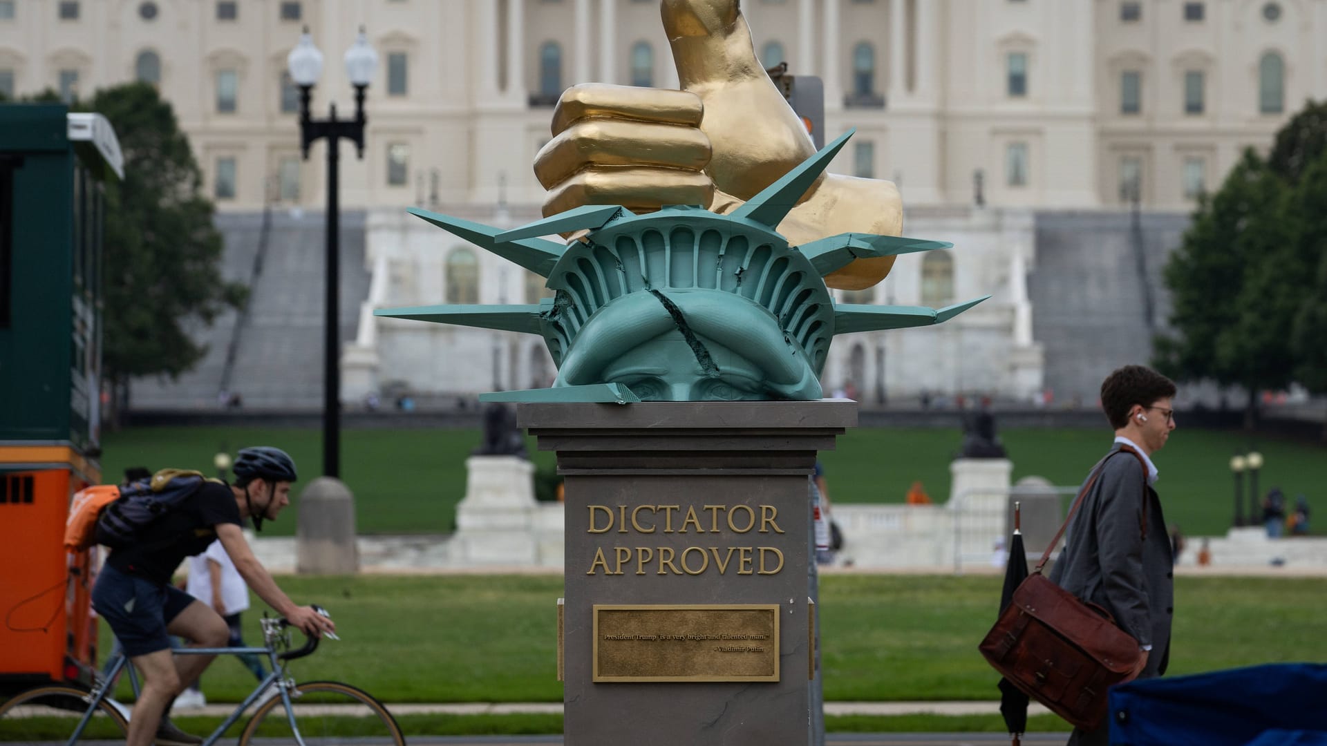 Anti-Trumpfigur in Washington, DC: (Archivfoto): Die Aufschrift lautet "Diktator-geprüft". Darunter steht ein Zitat von Russlands Präsident Wladimir Putin: "Herr Trump ist ein sehr kluger und talentierter Mann."