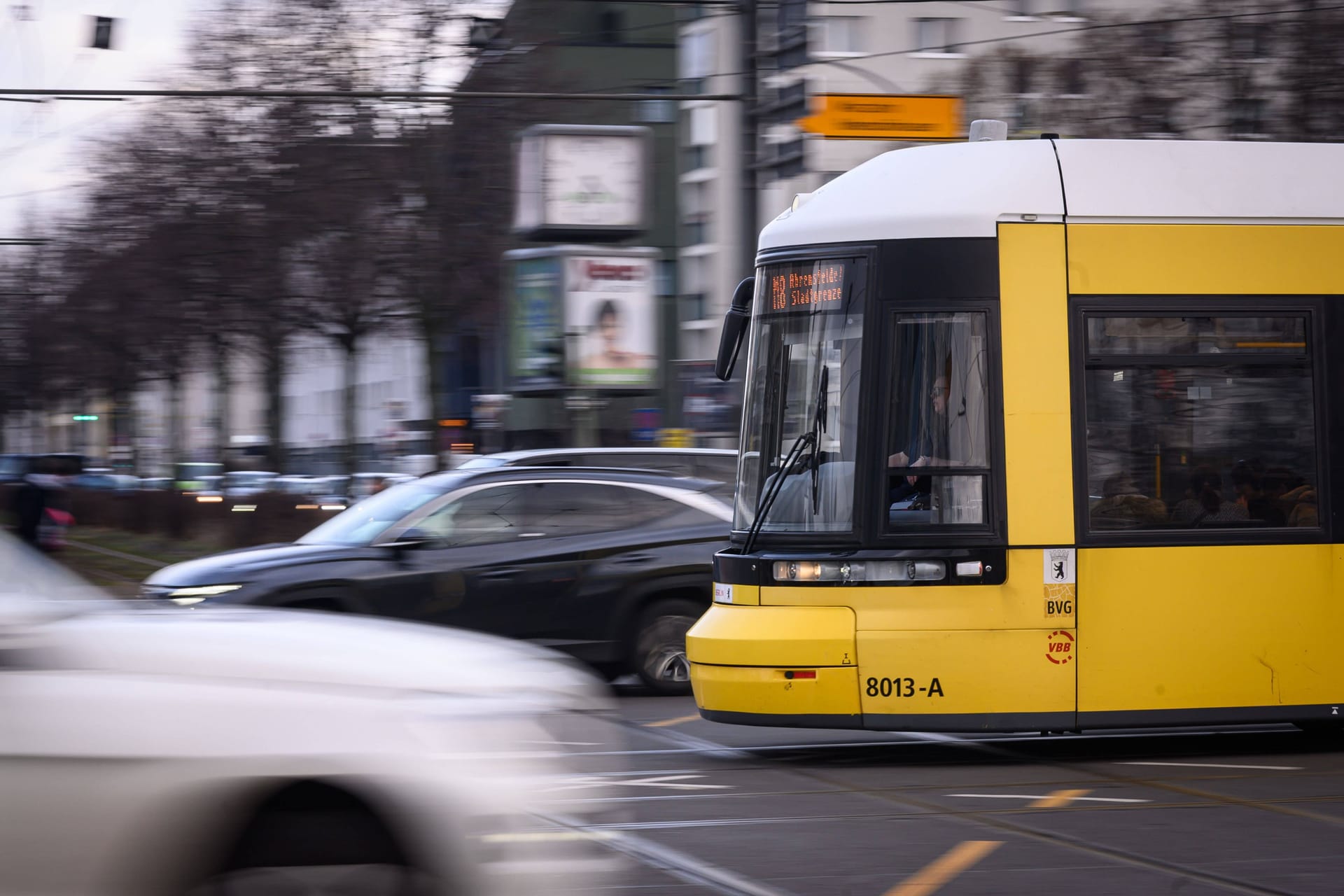 Eine Straßenbahn in Berlin (Symbolbild): Als eine Frau an einer Haltestelle aussteigen will, kommt es zum tödlichen Zusammenprall.