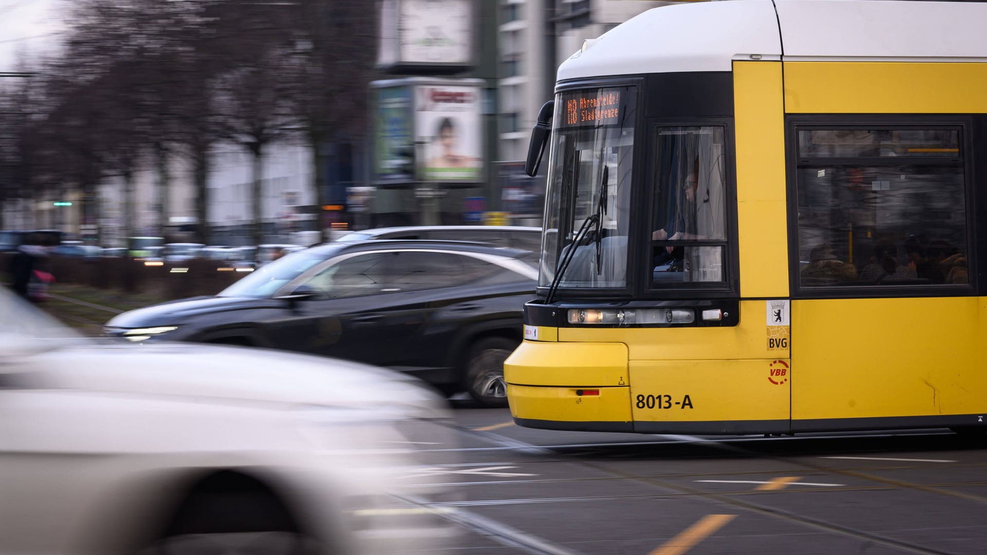 Eine Straßenbahn in Berlin (Symbolbild): Als eine Frau an einer Haltestelle aussteigen will, kommt es zum tödlichen Zusammenprall.