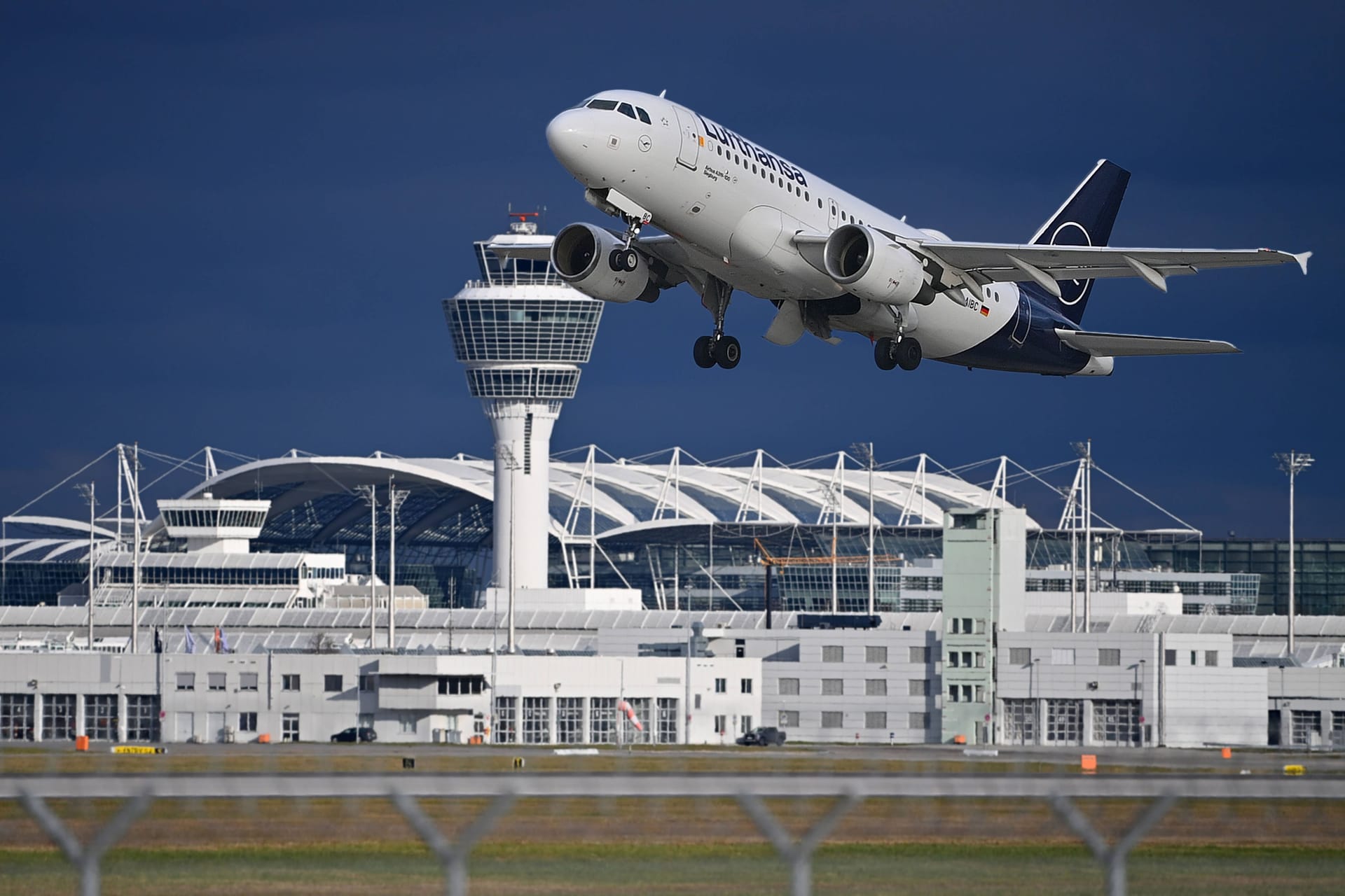 Ein Airbus A320 der Lufthansa startet am Münchner Airport (Archivbild): Ein Airbus A320 der Lufthansa startet am Münchner Airport (Archivbild):