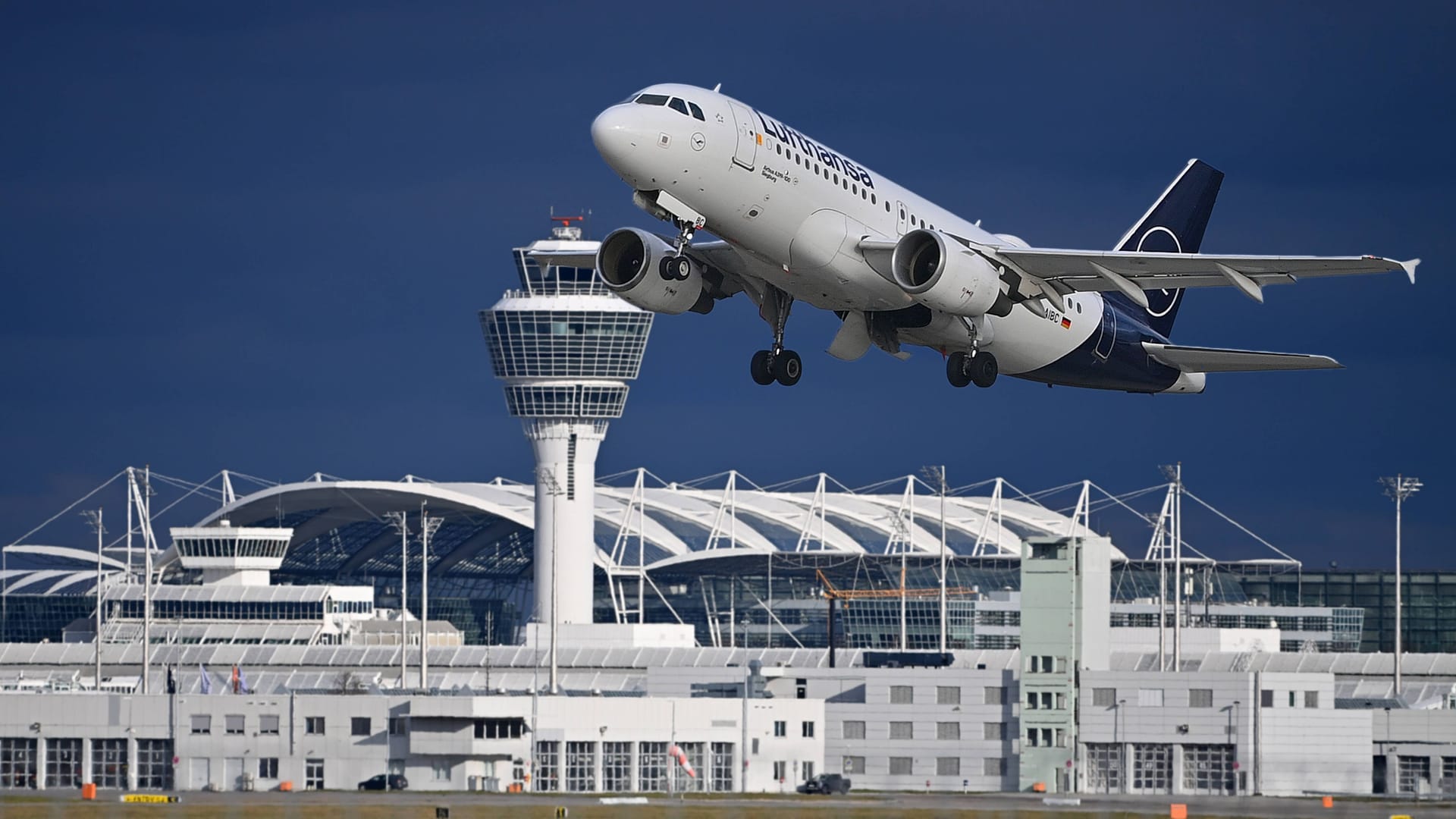 Ein Airbus A320 der Lufthansa startet am Münchner Airport (Archivbild): Ein Airbus A320 der Lufthansa startet am Münchner Airport (Archivbild):