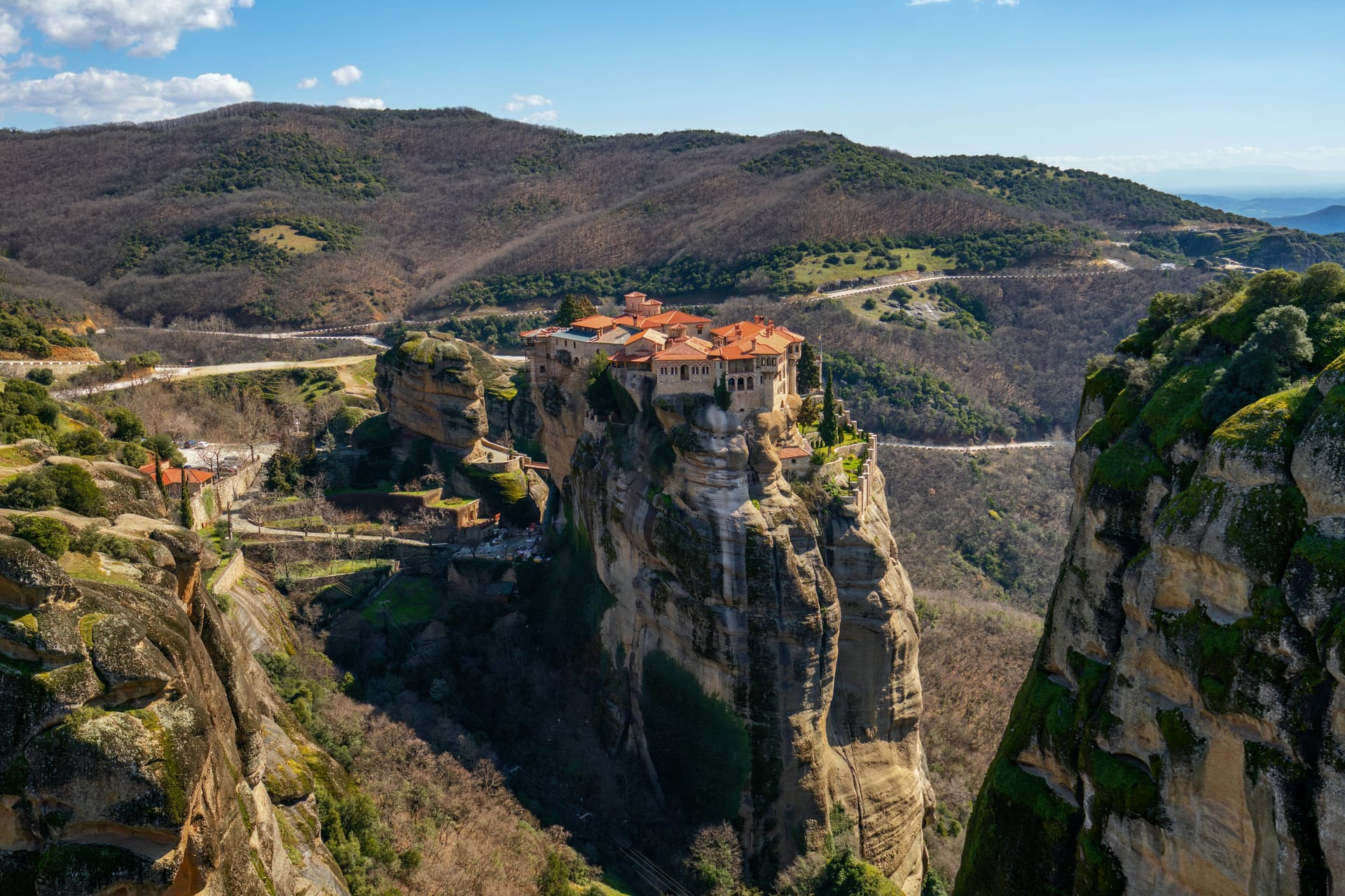 Thessalien: Die Meteora-Klöster gehören zu den am meisten besuchten Sehenswürdigkeiten innerhalb Griechenlands. Aufgrund ihrer beeindruckenden Architektur und der ungewöhnlichen Lage ist es fast schon verwunderlich, dass sie über die Landesgrenzen hinaus eher zu den Geheimtipps im Urlaub gehören.