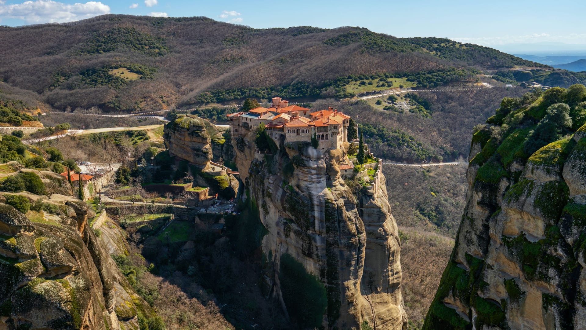 Thessalien: Die Meteora-Klöster gehören zu den am meisten besuchten Sehenswürdigkeiten innerhalb Griechenlands. Aufgrund ihrer beeindruckenden Architektur und der ungewöhnlichen Lage ist es fast schon verwunderlich, dass sie über die Landesgrenzen hinaus eher zu den Geheimtipps im Urlaub gehören.