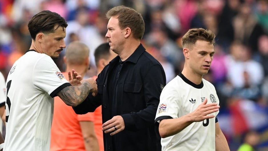 Robin Koch (l.) klatscht mit Julian Nagelsmann ab: Der Frankfurter hinterließ einen unglücklichen Eindruck.