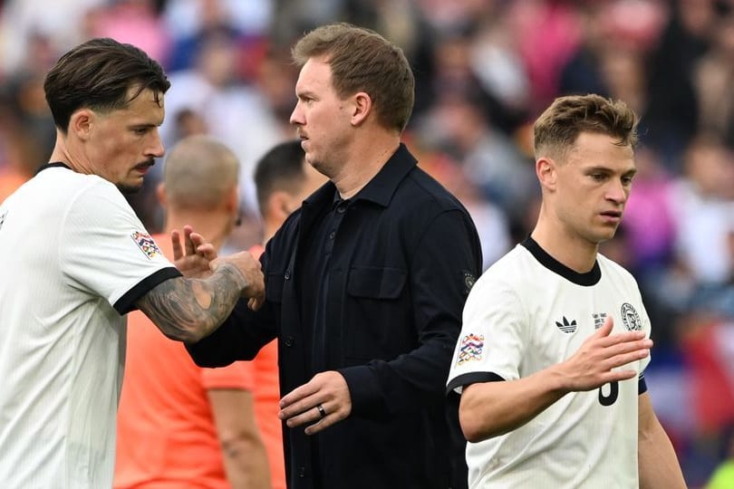 Robin Koch (l.) klatscht mit Julian Nagelsmann ab: Der Frankfurter hinterließ einen unglücklichen Eindruck.