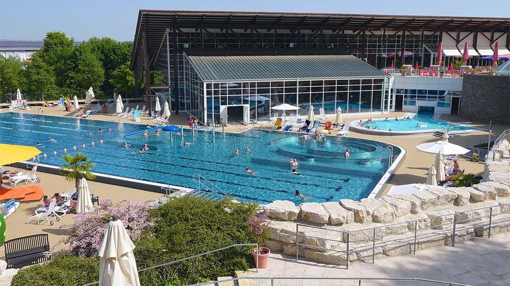 Das Caprima Erlebnisbad (Archivbild): Das aus mehreren Zonen bestehende Edelstahl-Becken ist 1.000 Quadratmeter groß. Das Caprima Erlebnisbad (Archivbild): Das aus mehreren Zonen bestehende Edelstahl-Becken ist 1.000 Quadratmeter groß.