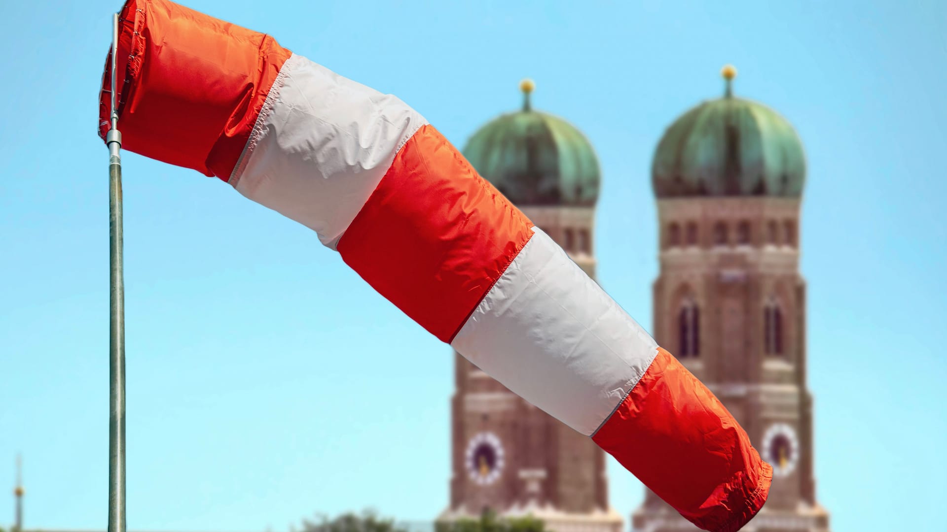 Windsack vor den Frauentürmen (Archivbild): Der Wetterdienst hat für Montag zwei Warnungen herausgegeben.