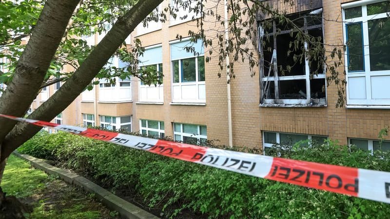 Ein Absperrband der Polizei sperrt eine Brandstelle auf dem Gelände des Marienkrankenhauses ab. Bei dem Brand in einer Station, die auf die Versorgung älterer Patienten spezialisiert ist, sind drei Patienten ums Leben gekommen und mehr als 50 Menschen verletzt worden. (zu dpa: «Klinikgeschäftsführer: Arbeiten eng mit Ermittlern zusammen») Ein Absperrband der Polizei sperrt eine Brandstelle auf dem Gelände des Marienkrankenhauses ab. Bei dem Brand in einer Station, die auf die Versorgung älterer Patienten spezialisiert ist, sind drei Patienten ums Leben gekommen und mehr als 50 Menschen verletzt worden. (zu dpa: «Klinikgeschäftsführer: Arbeiten eng mit Ermittlern zusammen»)