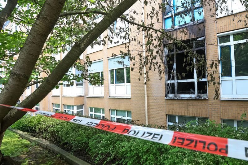 Ein Absperrband der Polizei sperrt eine Brandstelle auf dem Gelände des Marienkrankenhauses ab. Bei dem Brand in einer Station, die auf die Versorgung älterer Patienten spezialisiert ist, sind drei Patienten ums Leben gekommen und mehr als 50 Menschen verletzt worden. (zu dpa: «Klinikgeschäftsführer: Arbeiten eng mit Ermittlern zusammen»)