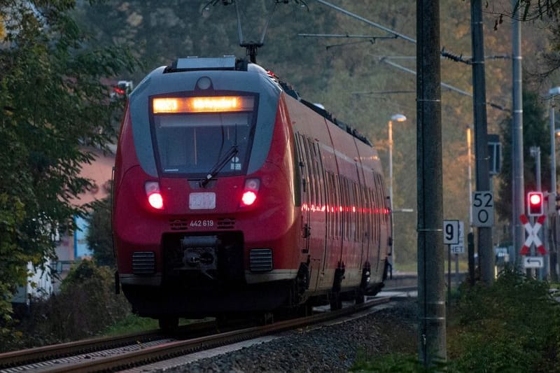 Ein Regionalzug in Brandenburg. Wegen schlechter Leistungen müssen die Bahngesellschaften einen Teil ihrer Vergütung an das Land Brandenburg zurückzahlen.